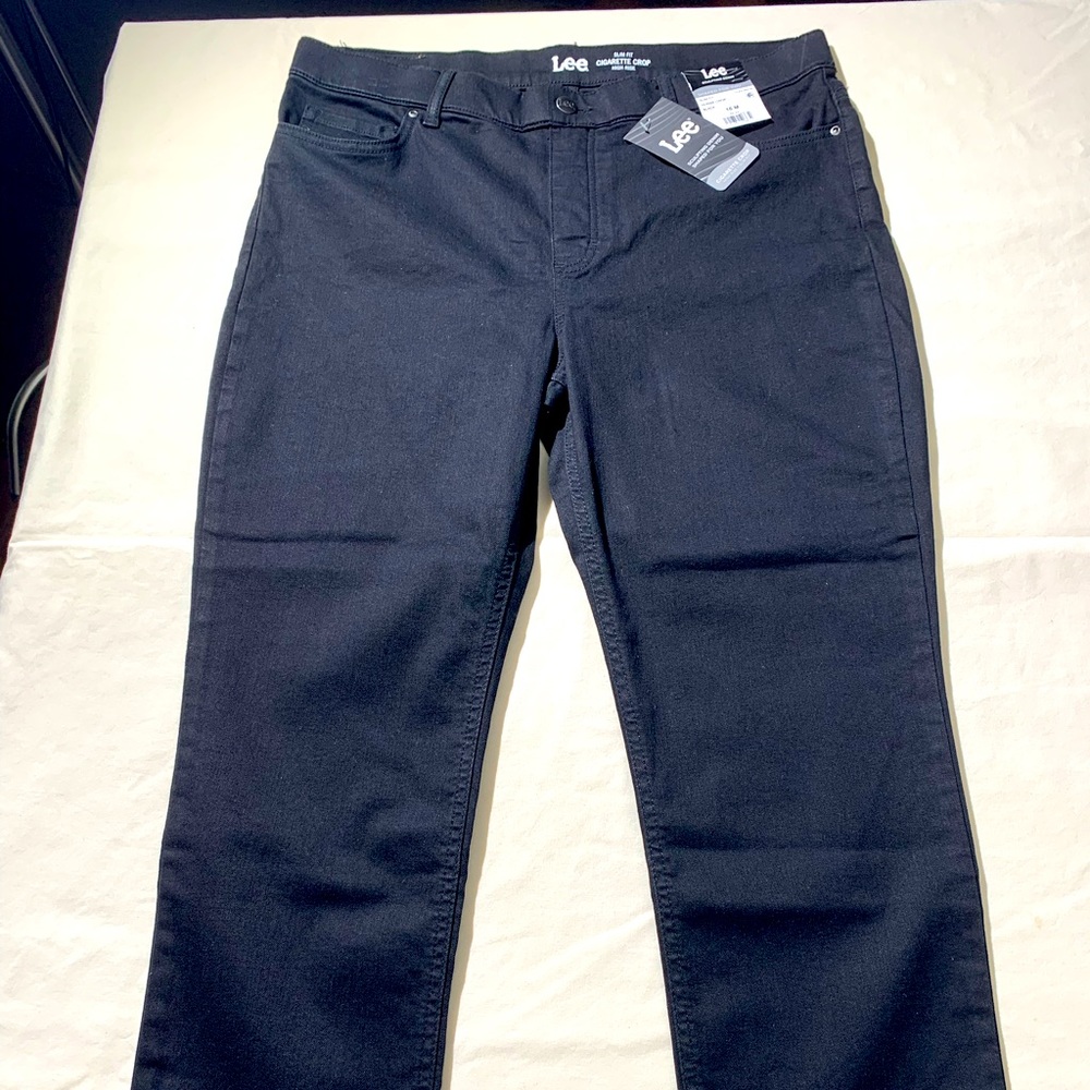 Slim fit, high rise crop